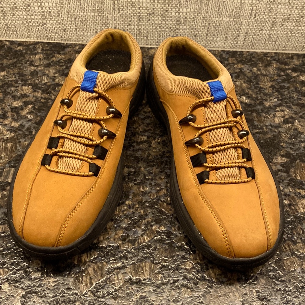 Rockport rubber sole suede mules with bungee closure. Sable tan color size 8